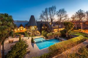 Bazén v ubytování Chateau On The Park - Christchurch, A Doubletree By Hilton nebo v jeho okolí