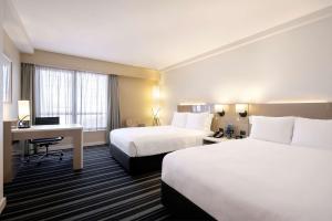 Llit o llits en una habitació de DoubleTree by Hilton Esplanade Darwin