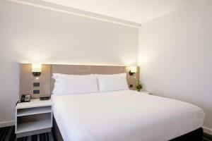 Llit o llits en una habitació de DoubleTree by Hilton Esplanade Darwin