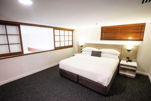 Llit o llits en una habitació de DoubleTree by Hilton Esplanade Darwin