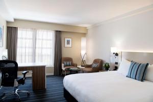 Llit o llits en una habitació de DoubleTree by Hilton Esplanade Darwin
