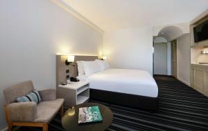 Llit o llits en una habitació de DoubleTree by Hilton Esplanade Darwin