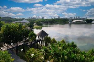 einen Blick auf einen See mit einer Stadt im Hintergrund in der Unterkunft DoubleTree by Hilton Putrajaya Lakeside in Putrajaya