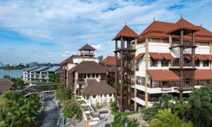 una vista aérea de un edificio con torretas en DoubleTree by Hilton Putrajaya Lakeside en Putrajaya