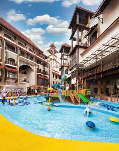 DoubleTree by Hilton Putrajaya Lakeside内部或周边的泳池