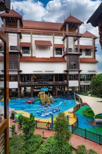 DoubleTree by Hilton Putrajaya Lakeside内部或周边的泳池