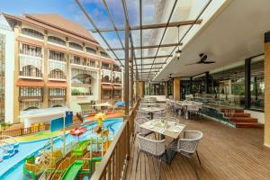 DoubleTree by Hilton Putrajaya Lakeside内部或周边的泳池