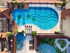DoubleTree by Hilton Putrajaya Lakeside内部或周边的泳池