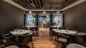 DoubleTree by Hilton Putrajaya Lakeside餐厅或其他用餐的地方