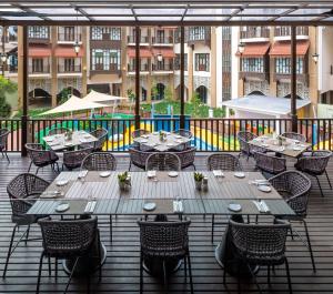 DoubleTree by Hilton Putrajaya Lakeside内部或周边的泳池
