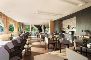 DoubleTree by Hilton Putrajaya Lakeside的休息区