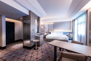 DoubleTree by Hilton Putrajaya Lakeside客房内的一张或多张床位