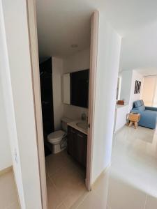 a bathroom with a toilet and a sink at Sabaneta Apto tres habitaciones a 10 minutos CC Mayorca in Sabaneta