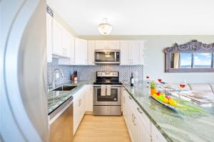 Nhà bếp/bếp nhỏ tại Diamond Head Dreams Beach Condo with Ocean View!