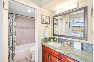 Phòng tắm tại Diamond Head Dreams Beach Condo with Ocean View!