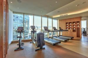 Hilton Da Nang的健身中心和/或健身设施