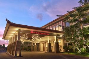 Um edifício com luzes de Natal à frente. em Hilton Garden Inn Bali Ngurah Rai Airport em Kuta