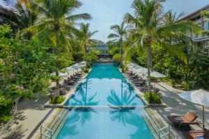 庫塔的住宿－巴厘島機場希爾頓花園酒店，享有度假村游泳池的顶部景致
