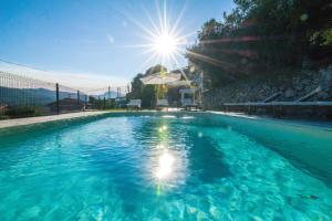 Kostanje的住宿－Stone house with pool Ljubica，一个阳光明媚的大型游泳池