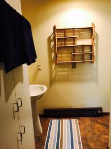 Ванная комната в Vintage cute house 5 min from the beautiful Falls! +23 фотографии