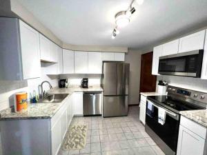 Кухня или мини-кухня в Vintage cute house 5 min from the beautiful Falls!
