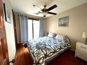 Кровать или кровати в номере Vintage cute house 5 min from the beautiful Falls!