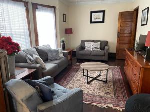 Гостиная зона в Vintage cute house 5 min from the beautiful Falls!