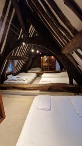 een kamer met 2 bedden op een zolder bij Moulin de Lossulien in Le Relecq-Kerhuon