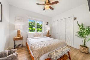 une chambre avec un lit et un ventilateur de plafond dans l'établissement Luxe Retreat with Private Beach & Pool Paradise L53, à Miami 54 autres photos