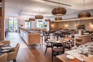 Ein Restaurant oder anderes Speiselokal in der Unterkunft DoubleTree By Hilton Auckland Karaka 