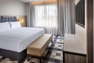 Ein Bett oder Betten in einem Zimmer der Unterkunft DoubleTree By Hilton Auckland Karaka