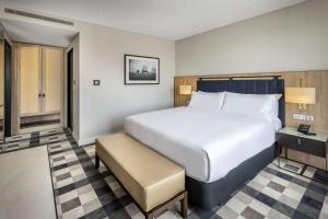 Ein Bett oder Betten in einem Zimmer der Unterkunft DoubleTree By Hilton Auckland Karaka