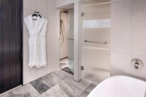 Ein Badezimmer in der Unterkunft DoubleTree By Hilton Auckland Karaka