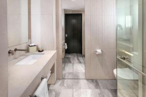 Ein Badezimmer in der Unterkunft DoubleTree By Hilton Auckland Karaka