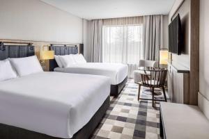 Ein Bett oder Betten in einem Zimmer der Unterkunft DoubleTree By Hilton Auckland Karaka