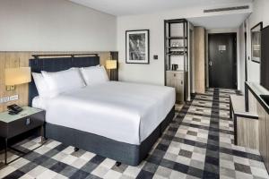 Ein Bett oder Betten in einem Zimmer der Unterkunft DoubleTree By Hilton Auckland Karaka