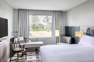 Ein Bett oder Betten in einem Zimmer der Unterkunft DoubleTree By Hilton Auckland Karaka