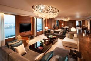 un soggiorno con divani e TV di Conrad Seoul a Seul