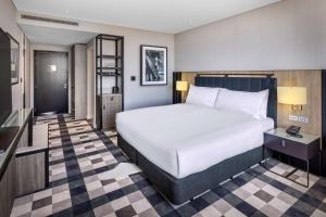 Ein Bett oder Betten in einem Zimmer der Unterkunft DoubleTree By Hilton Auckland Karaka