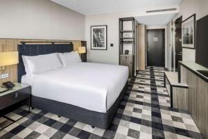 Ein Bett oder Betten in einem Zimmer der Unterkunft DoubleTree By Hilton Auckland Karaka