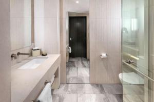 Ein Badezimmer in der Unterkunft DoubleTree By Hilton Auckland Karaka