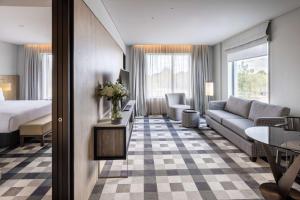 Ein Bett oder Betten in einem Zimmer der Unterkunft DoubleTree By Hilton Auckland Karaka