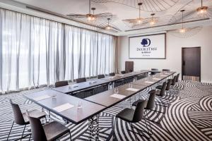 una grande sala conferenze con un lungo tavolo e sedie di Doubletree By Hilton Karaka ad Auckland