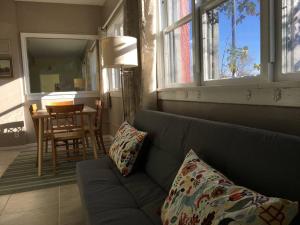 uma sala de estar com um sofá e uma mesa em Historic Clarkdale apartment #104 em Clarkdale