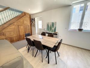a dining room with a wooden table and chairs at Maison familiale pour 8 pers au centre, vue Pyrénées, salle de jeux et parking in Saint-Gaudens +7 photos