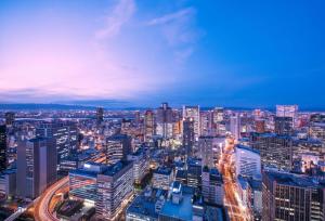 Blick auf eine Stadt in der Nacht mit in der Unterkunft Conrad Osaka in Osaka