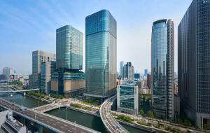 une ville avec de nombreux grands bâtiments et une autoroute dans l'établissement Conrad Osaka, à Osaka