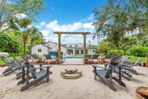 un groupe de chaises assises autour d'un foyer extérieur dans l'établissement Luxe Retreat with Private Beach & Pool Paradise L53, à Miami