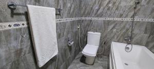 Un baño de Sami BnB - Apt 02 Makongo after Mlimani City