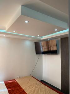 Cette chambre dispose d'un lit et d'une télévision au plafond. dans l'établissement Apartamento en ipiales nariño, cerca a la frontera con ecuador, à Ipiales